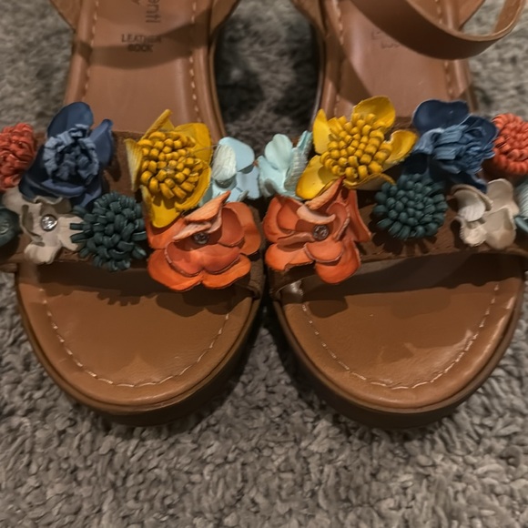 Unique shoes - Picture 3 of 5